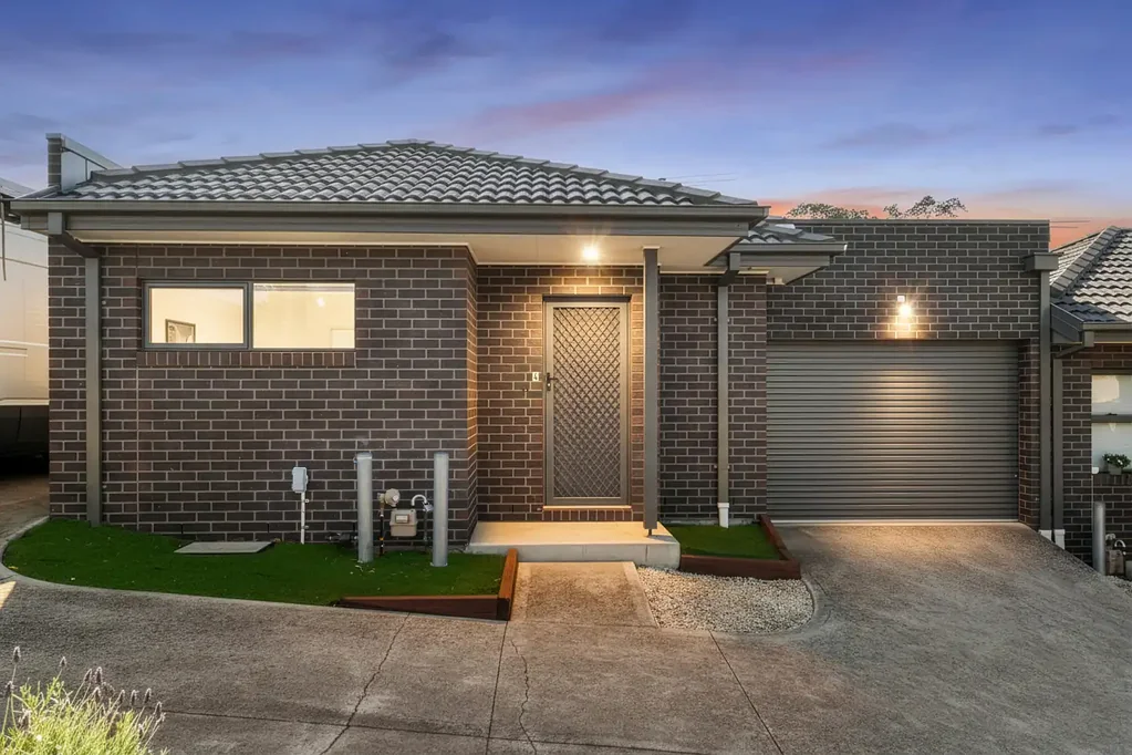 Pascoe Vale 2房 抛光地板 Blanco电器 开放式设计 阳光生活区 中央露台 易打理庭院 供暖空调 自动车库 步行交通 邻近设施 Feels Like Home