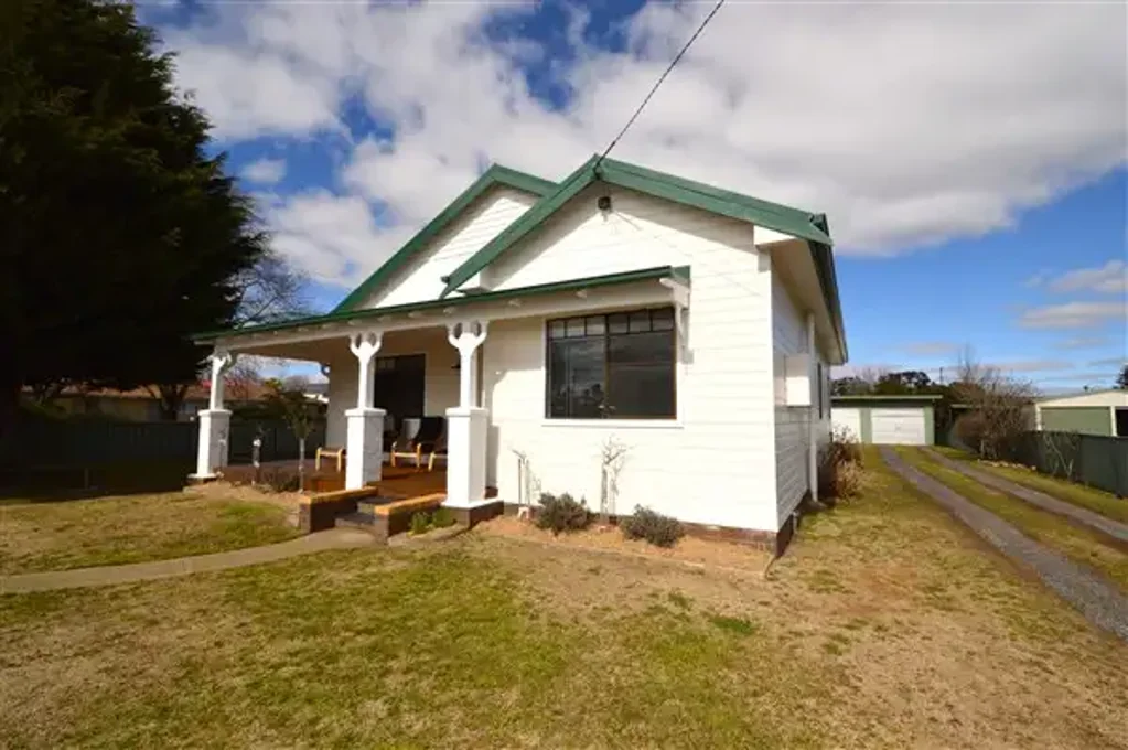 Guyra 3 Bedroom Spacious & Immaculately Presented Family Home Close to CBD