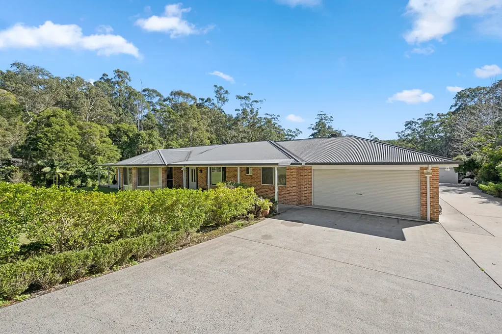 Moonee Beach 4ਬੈੱਡਰੂਮ Sophisticated Family Estate with Leading Solar Technology