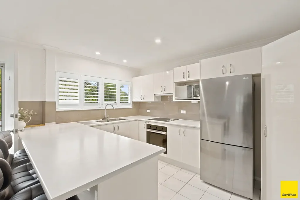 UNFURNISHED RENOVATED UNIT MOMENTS TO THE BEACH!