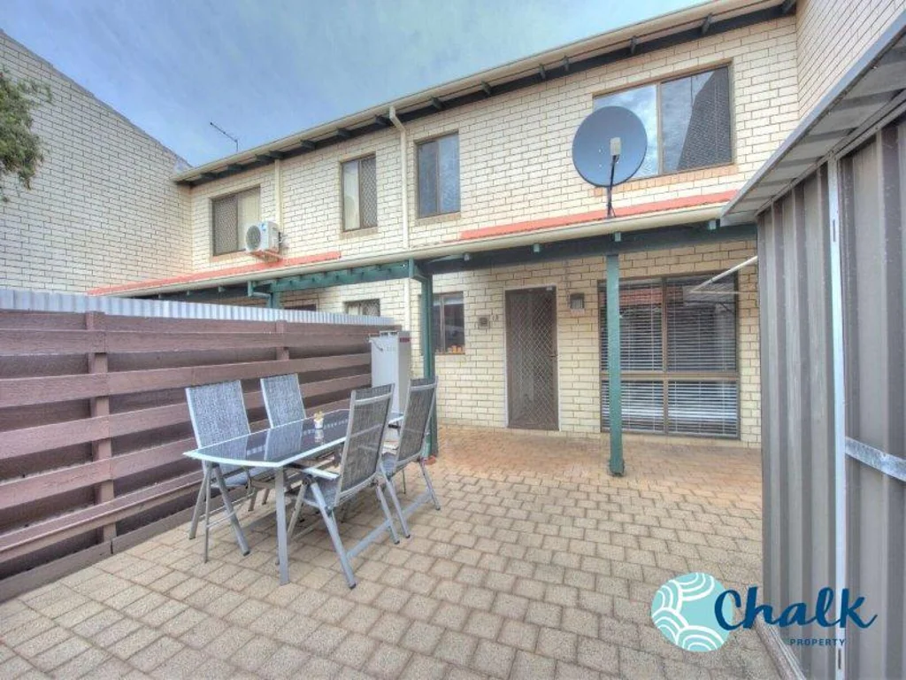 BEAUTIFULLY MAINTAINED 2 X 1 TOWNHOUSE