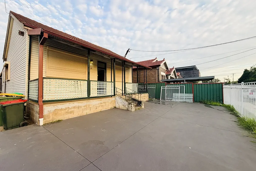 Recent Refurbished 4 Bedroom Home with only 300m to Station and Shops