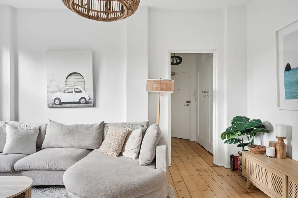 Sun Filled Two Bedroom Apartment In Beachside Location