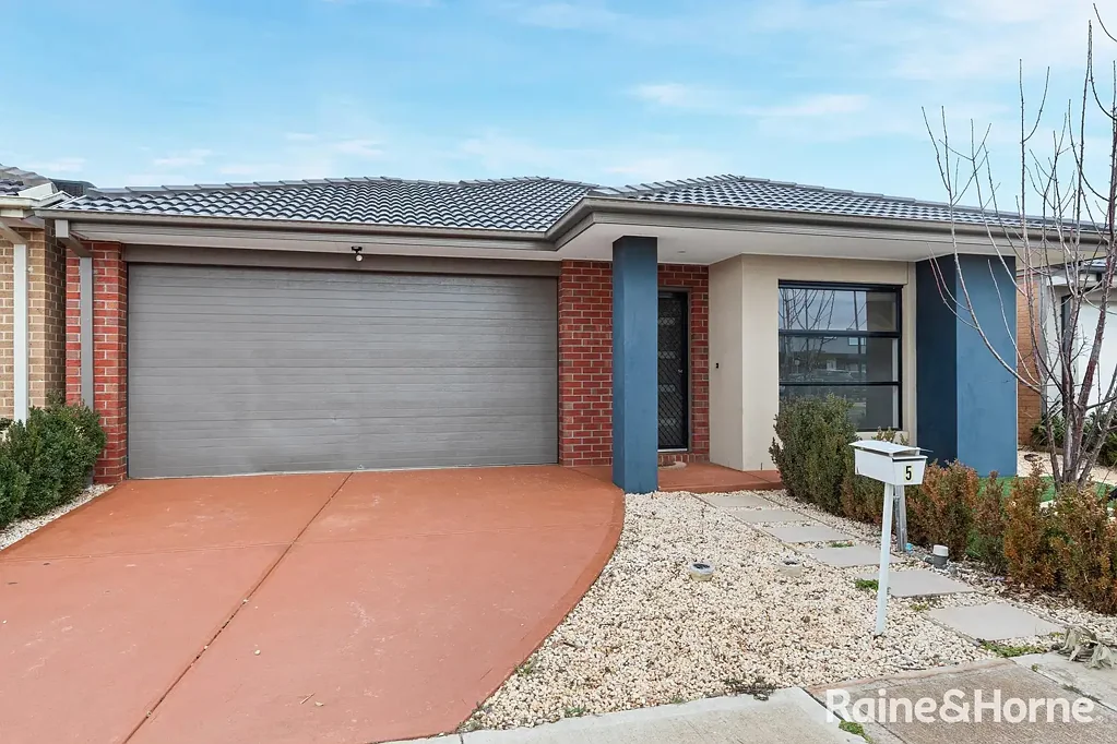 Modern Family Living in Superb Location!
