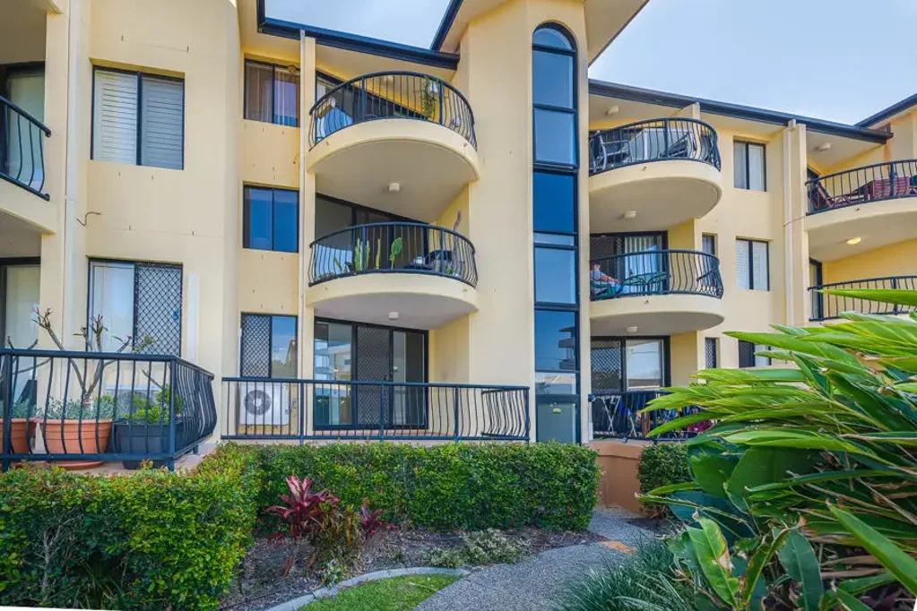 Miami 2 Bedroom Miami Beachside, Sunlit Retreat with Dual Balconies - Just 70m to the Golden Sands