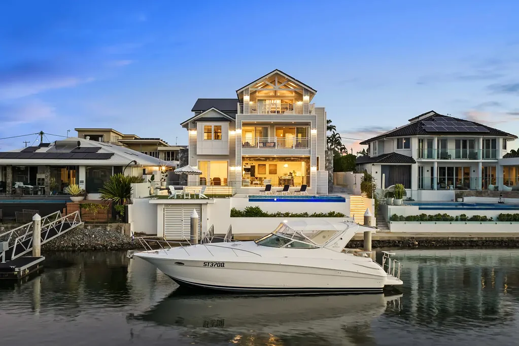 Broadbeach Waters 5Moenga Riverstone House - Impeccable Hamptons Luxury on Main River
