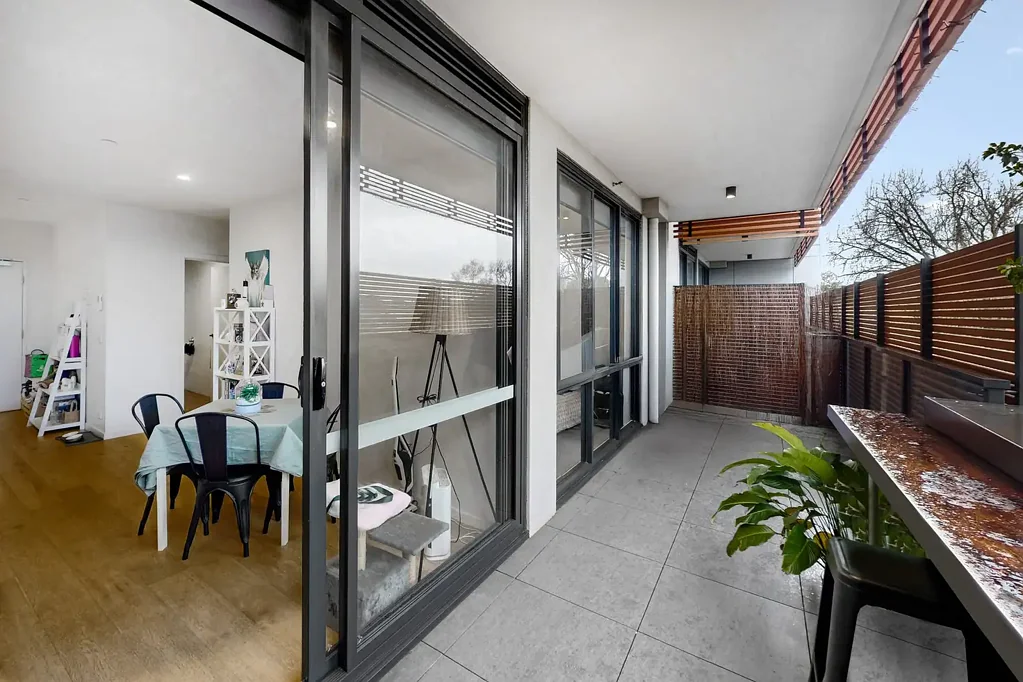 Essendon North 2ห้องนอน Stylish, Secure & Superbly Located