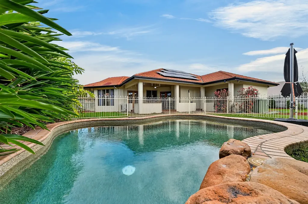 Annandale 3 Slaapkamer Position + pool = family living, sorted