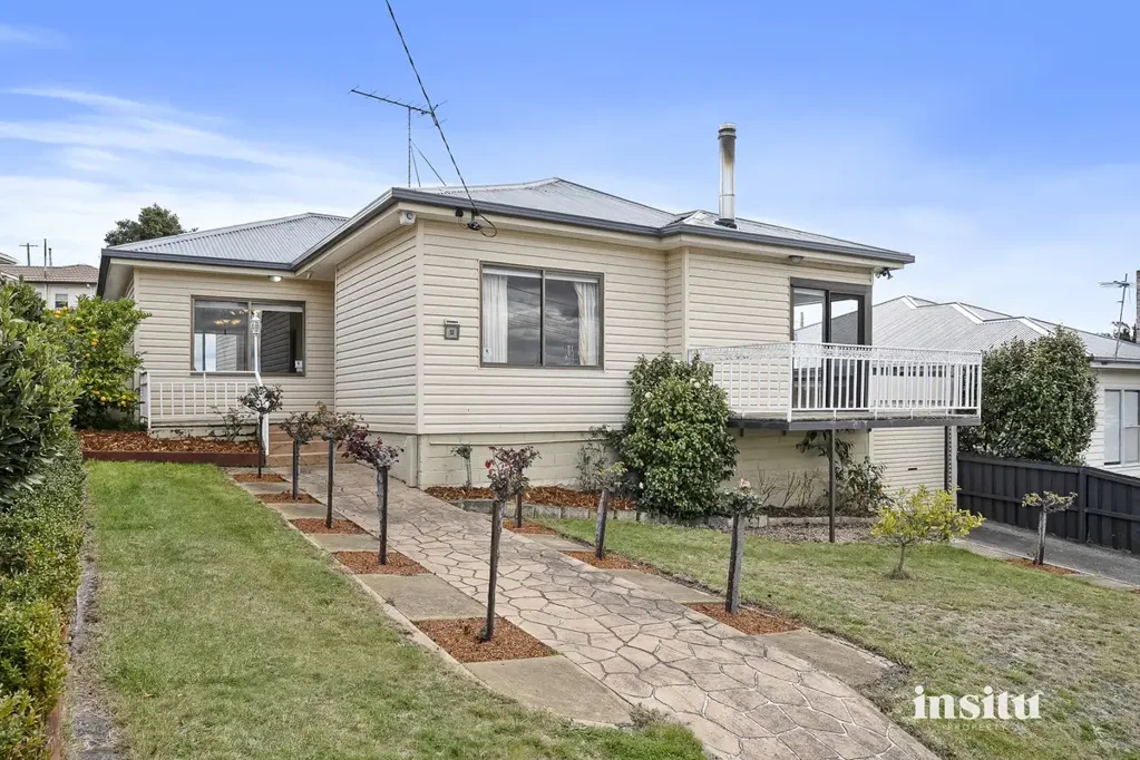 Moonah 3房  Prime Moonah location offering space, convenience and captivating views