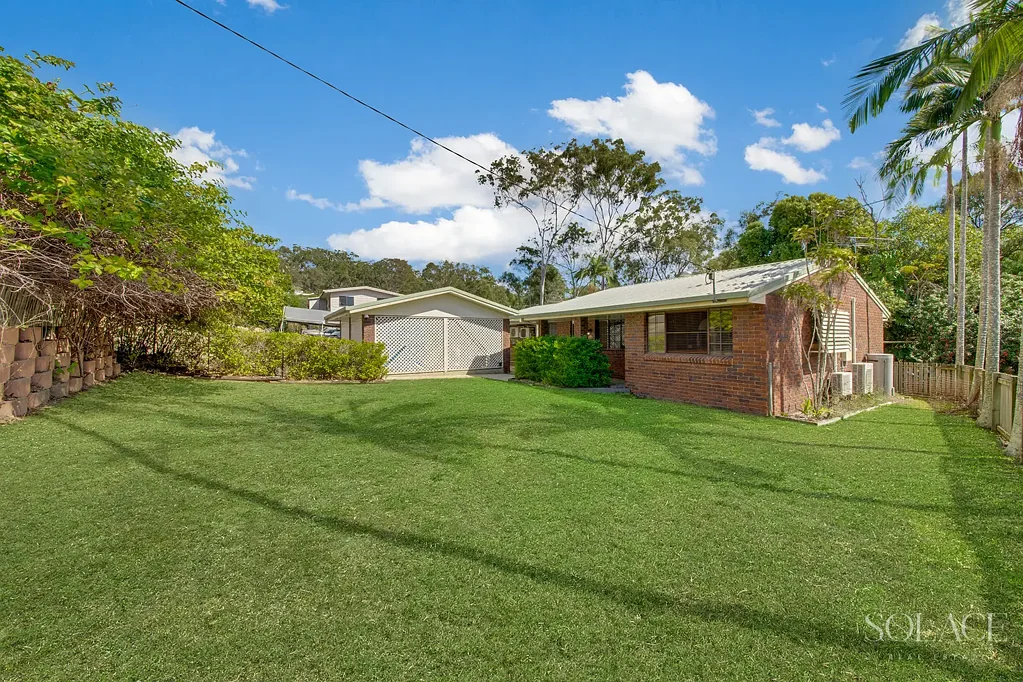 Clinton 3 Bedroom Ready to Move In! Family Home with Multiple Living areas!