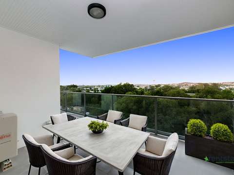 Stylish Apartment with Stunning Easterly Views over Stones Corner