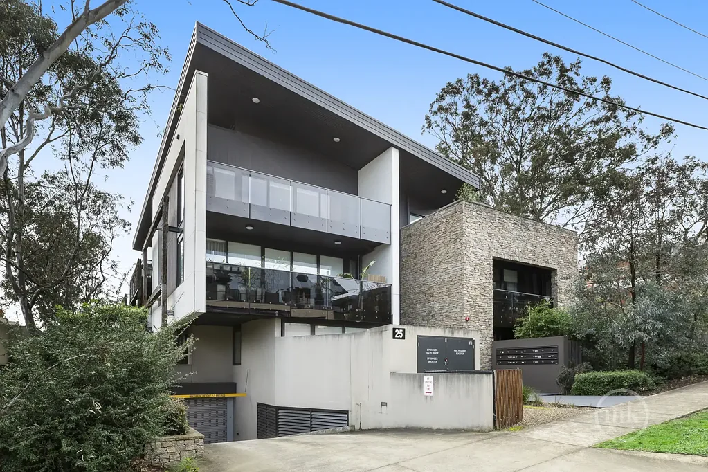 Eltham 2房 交通、商店和餐饮近在咫尺！ Transport, Shops and Dining within steps of your door!