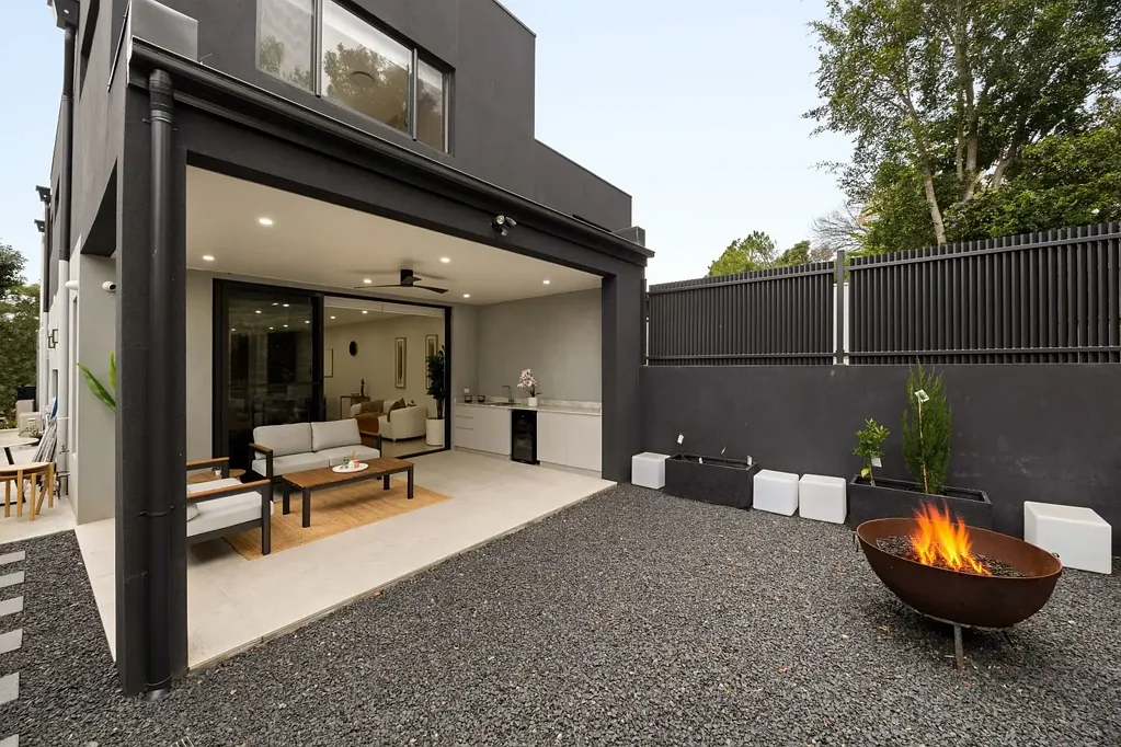 Ermington 5 Slaapkamer Architecturally crafted tri-level home enjoys an elevated position