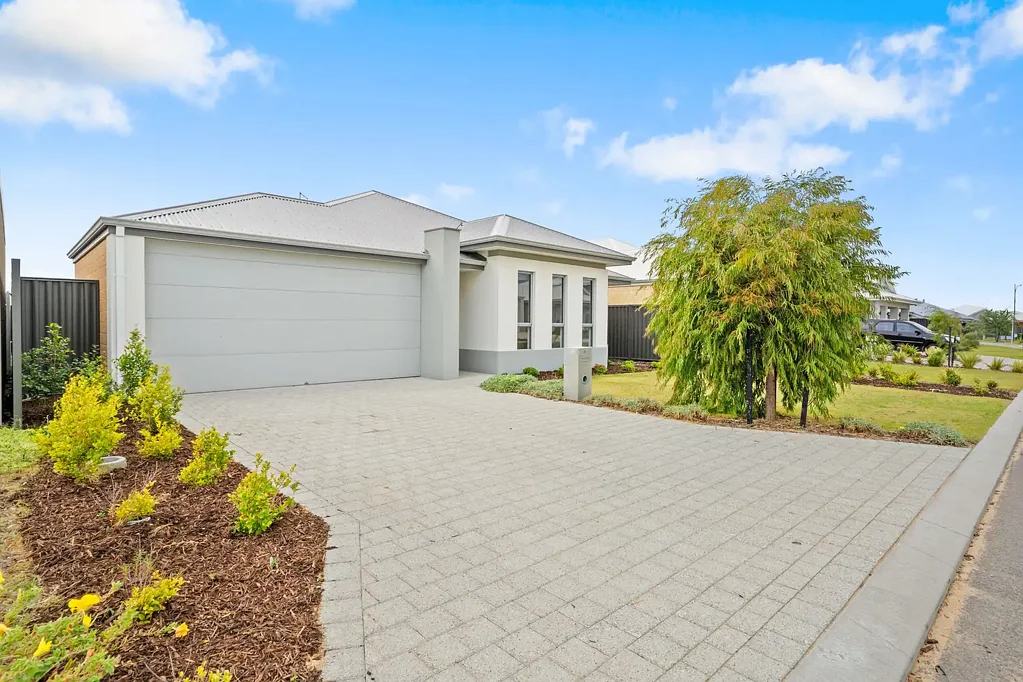 Madora Bay 4房  Modern coastal living with ocean views from your driveway