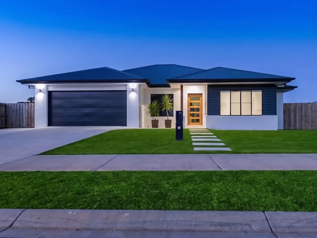 Cannonvale 4房  Modern Family Living On A Spacious Corner Block