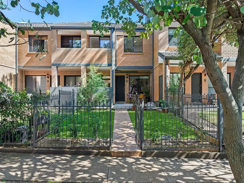 Spacious Modern Townhouse in Perfect Beachside Location