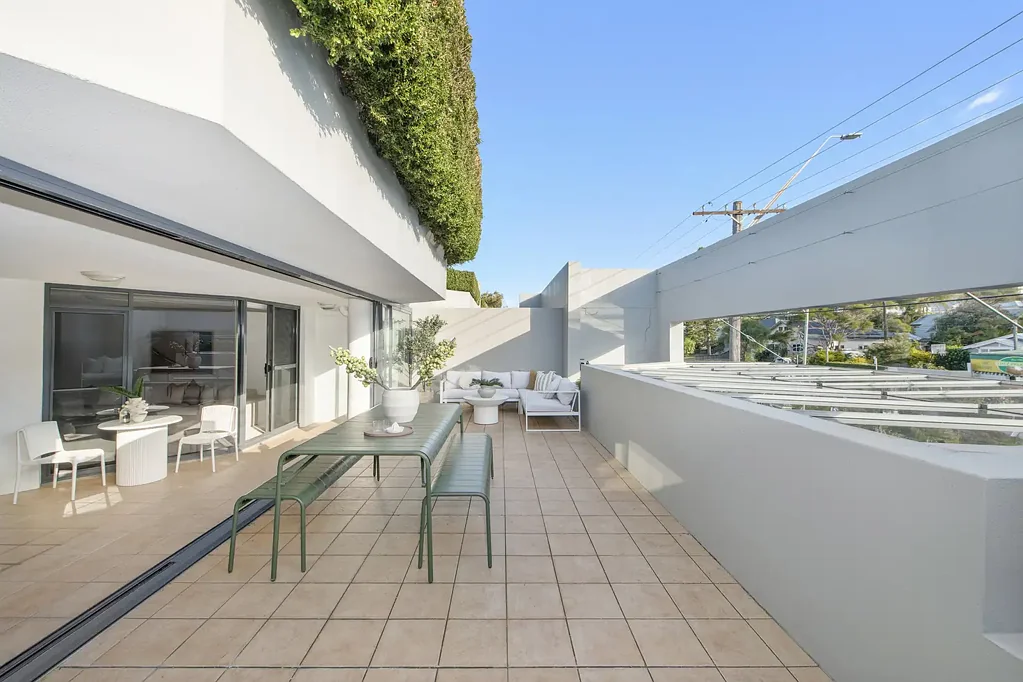 Collaroy 2房 精心翻新两居 宽敞阳光房 全新Bosch厨电 双安全停车 西向日落景观 Sunlit Collaroy Basin apartment with oversized terrace and lift access