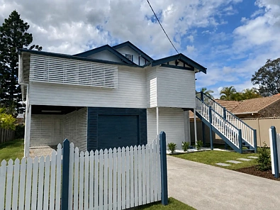Alderley 6房 一栋大型、全翻新的昆士兰风格家庭住宅,拥有宝贵的 LMR2-3 区域划分和双居住潜力 LARGE FULLY RENOVATED QUEENSLANDER FAMILY HOME WITH VALUABLE LMR2-3 ZONING & DUAL LIVING POTENTIAL
