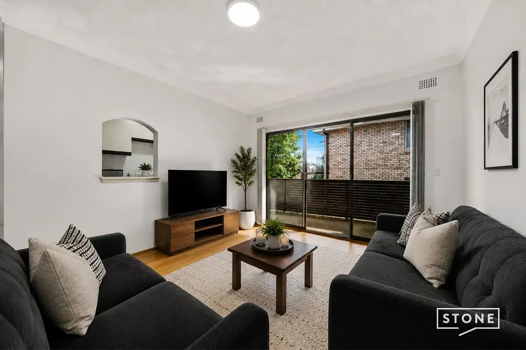 North Parramatta 2房 步行轻轨站 便捷CBD 两卧带柜 宽敞阳台 充足光线 专用车位 成熟社区 Spacious Two-Bedroom Apartment in a Highly Connected Location