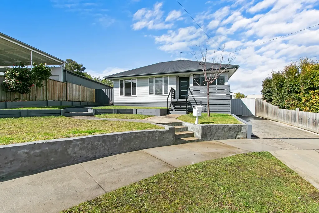 Traralgon 3 Slaapkamer Renovated 3-Bedroom Gem with Huge Shed & Prime Location!