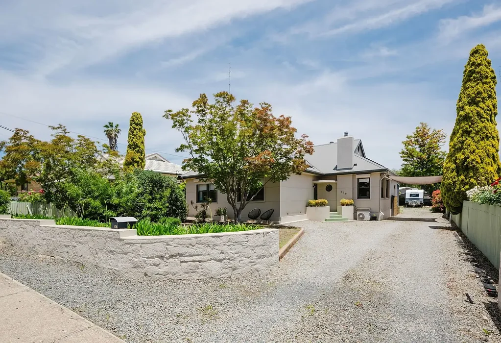 Clare 3 Slaapkamer DOUBLE BRICK HOME WITH MODERN FEATURES