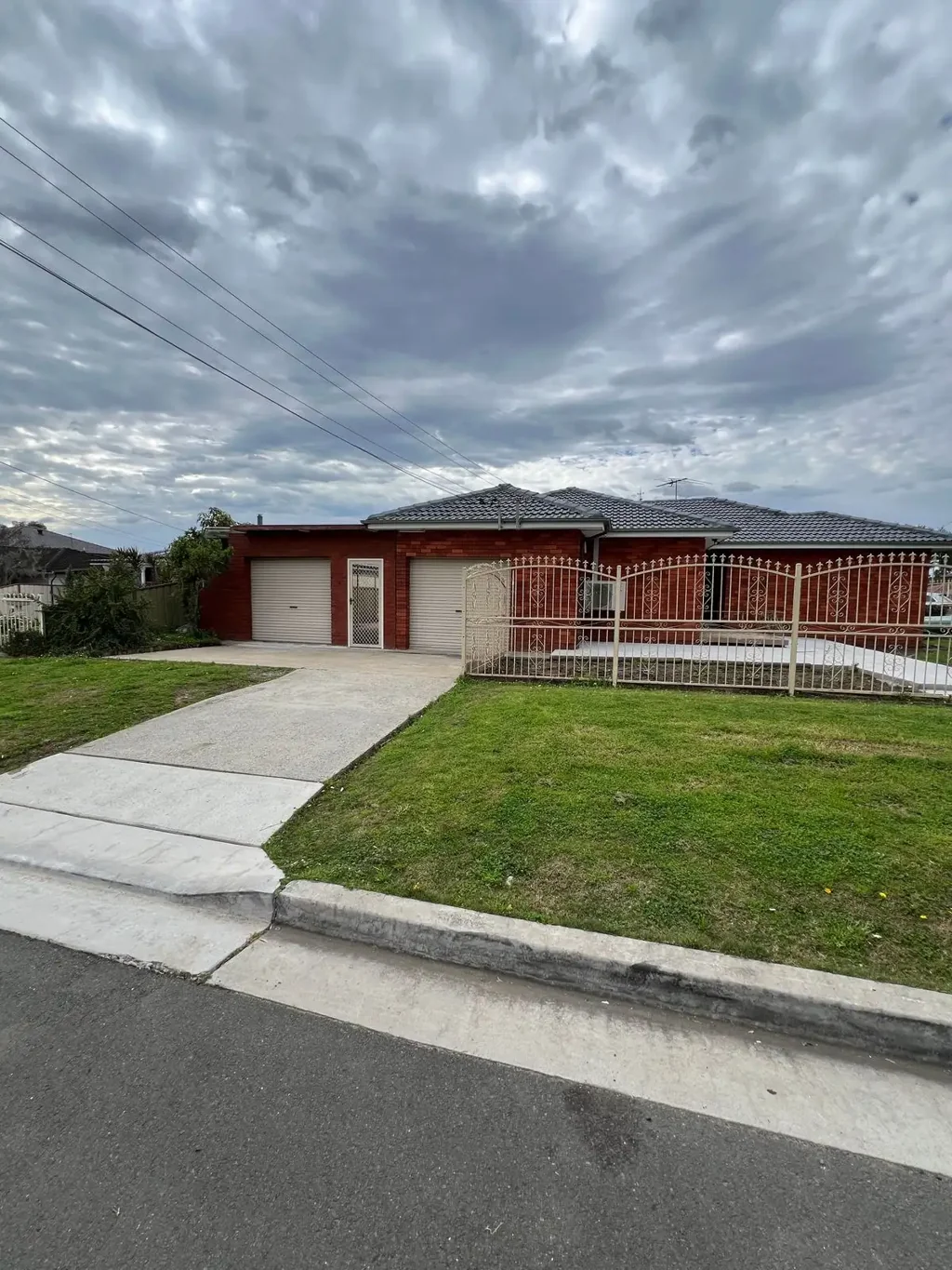 Spacious 4-Bedroom Home in Prime Liverpool Location!