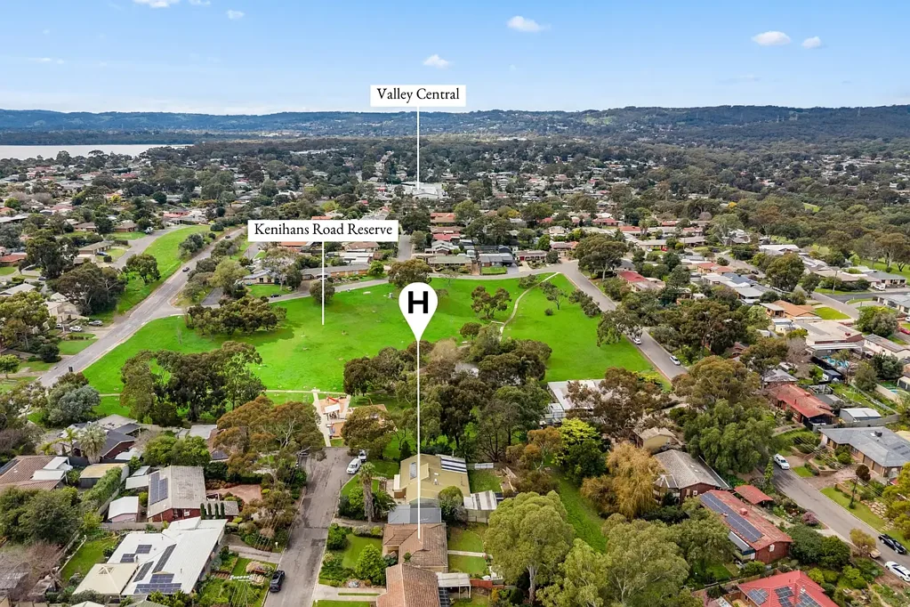 Reynella East 3房  A Generous Canvas with Reserve-Side Potential