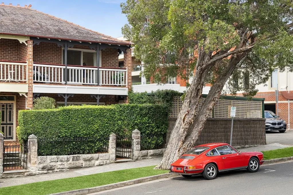 Mosman 2房 精品四户分层 163sqm地契 私人入口朝北 最近全面翻新 Bosch厨房电器 主卧带浴缸 Middle Harbour景 双车位车库 轻松锁门即走 Investors - North facing town house in the heart of Mosman