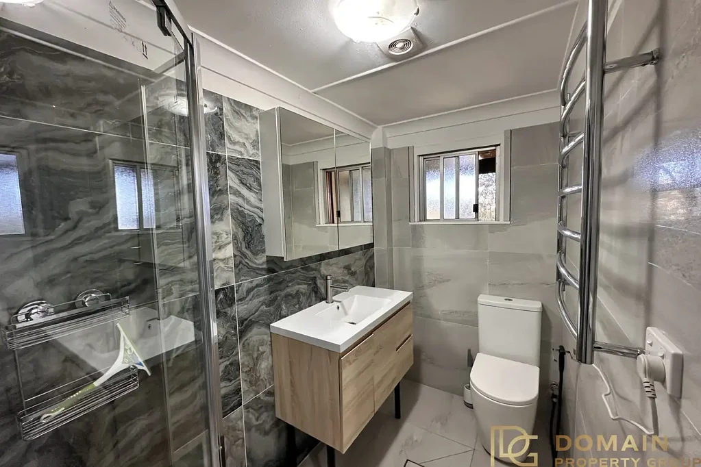 Stylish Treehouse One Bedroom + Study with access via Bayview Ave