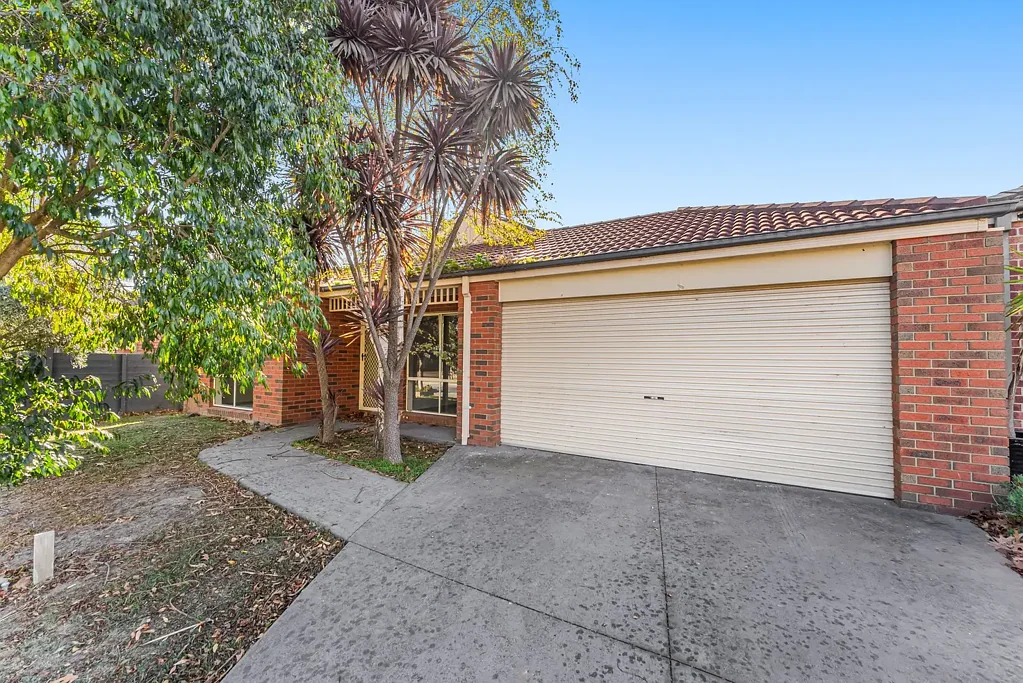 Berwick 4房 Berwick Chase Estate独立四卧室住宅，面对公园，步行道景致优美。两独立起居区，私密主人套房，不锈钢电器厨房，双车库，宽敞后院。步行至购物中心，学校，交通便利。 Parkfront Potential in The Chase