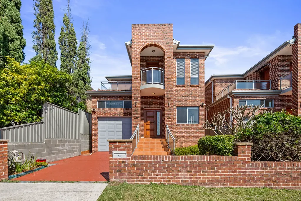 Mortdale 6कमरा Stylish & Versatile Dual-Living Residence in Prime Location