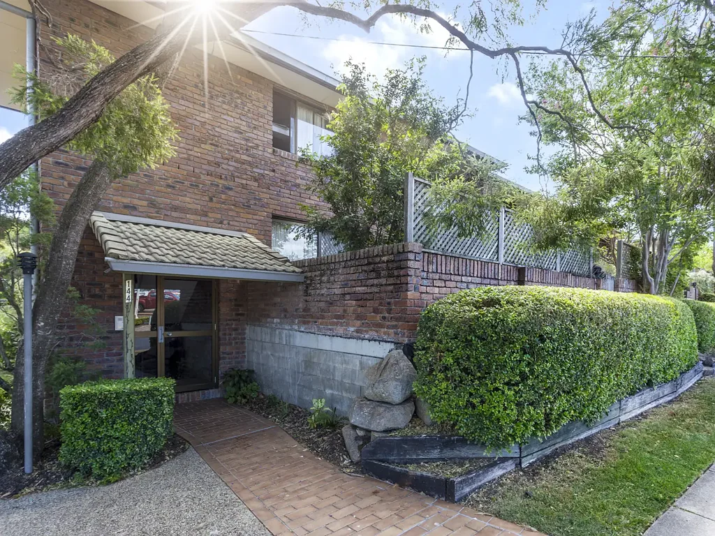Neat & Tidy Unit with Own Private Courtyard in Superb Location!
