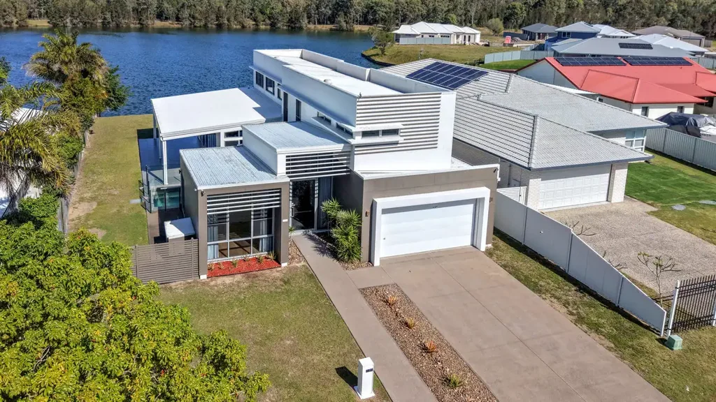 Toogoom 4غرفة نوم Striking Lakefront Home With Pool Just Minutes Walk From The Beach @ Toogoom, Hervey Bay