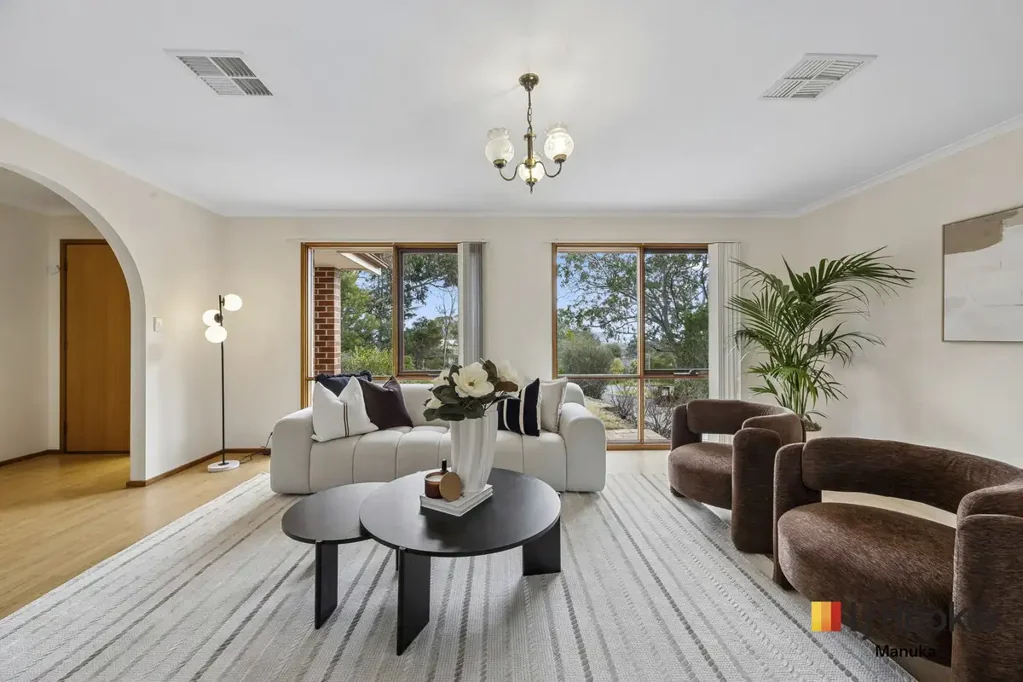 Fisher 4房  Four Bedrooms, Two Living Areas & Reserve Views