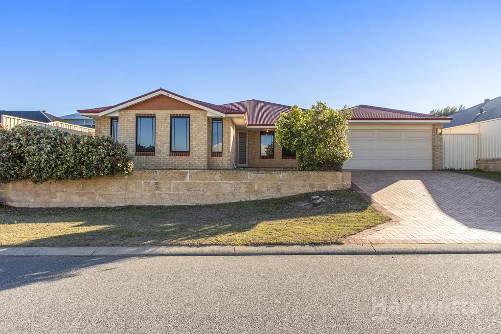 Spacious & Stylish Family Home in Sought-After Dawesville