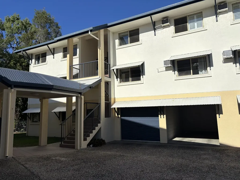 PARTLY FURNISHED 2 BEDROOM UNIT - CLOSE TO JCU AND HOSPITAL!