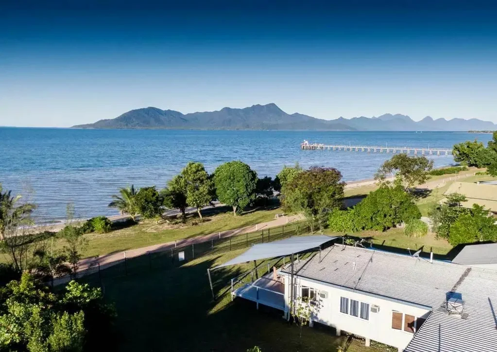 Cardwell 3房  TOURISM ZONING -  BEACH FRONT PROPERTY - 2,375sqm  -  Location, locations, location!