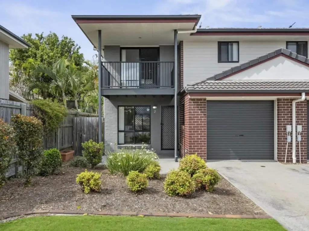 SPACIOUS TOWNHOUSE IN IDEAL LOCATION