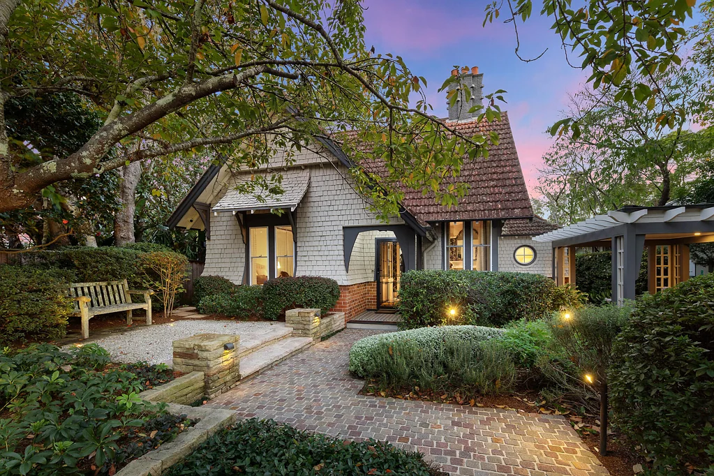 Wahroonga 4房 Arts and Crafts风格 790sqm朝北地块 设计师花园环绕 电动围栏门 豪华大理石厨房 加热泳池 泳池小屋 主卧带套 便利学区交通 'The Gatehouse', charm-filled luxury, dress-circle address
