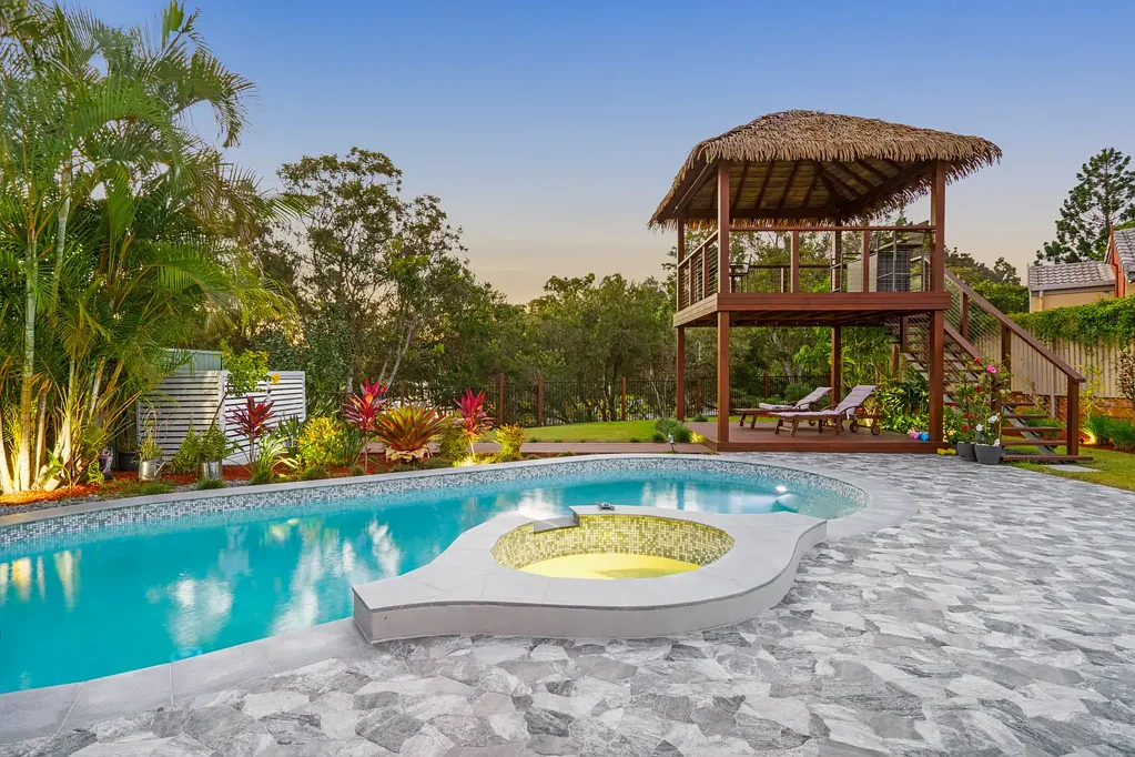 Benowa 4બેડરૂમ Luxury Living Backing Onto Botanical Gardens - Designer Home in Benowa Waters - Large 841m2 block