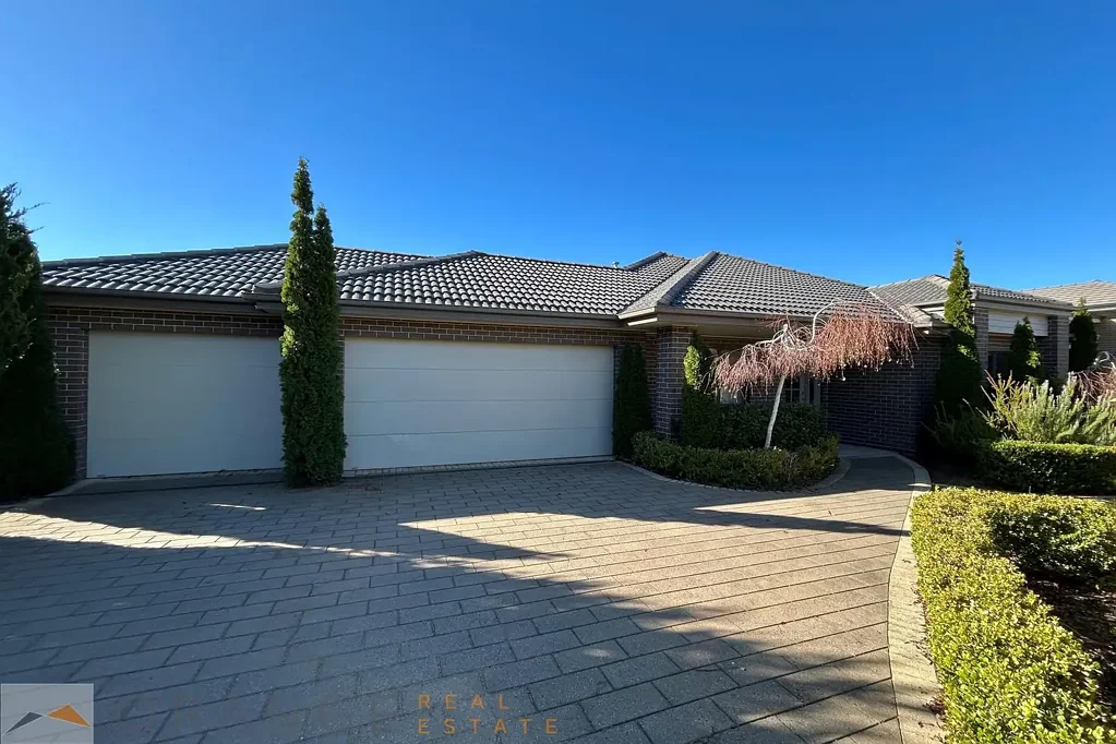 EXECUTIVE FAMILY HOME!