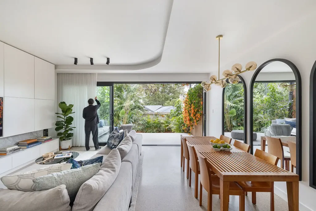 Rozelle 4部屋 Wide semi / contemporary renovations / alfresco design