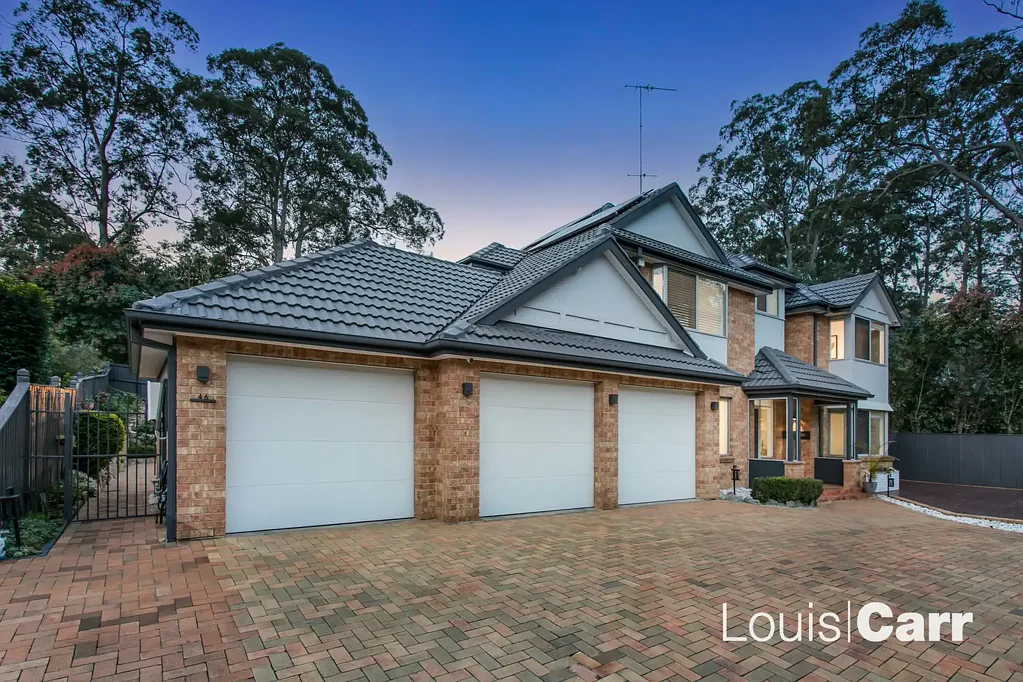 West Pennant Hills 5ਬੈੱਡਰੂਮ Easy Living, Superior Convenience: Flexible Family Home, Zoned Murray Farm Public School