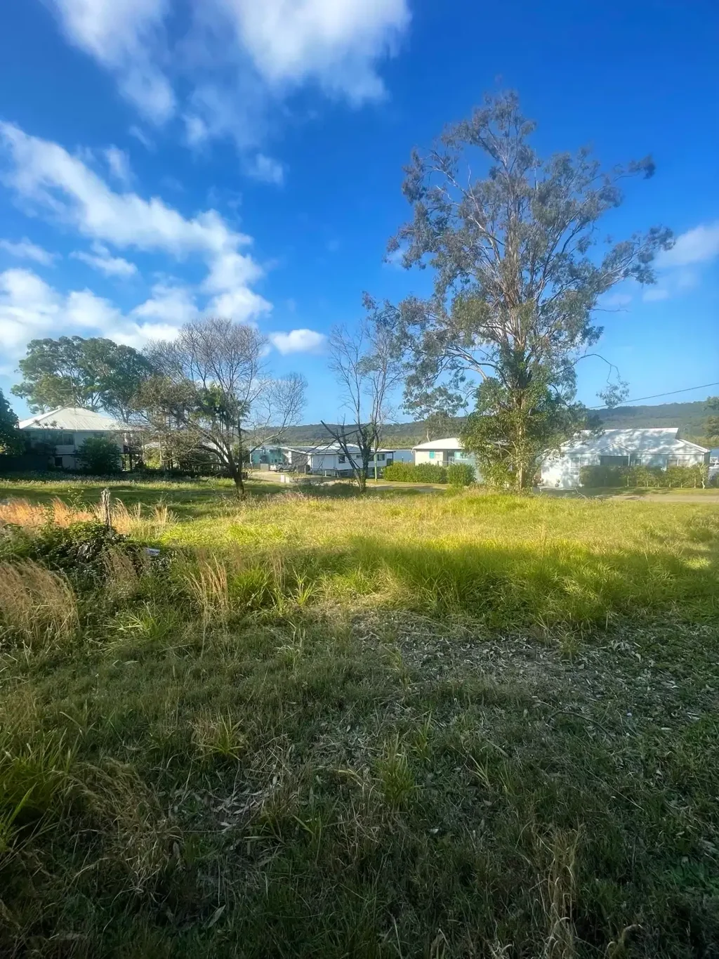 Russell Island 水景地块宁静社区 成熟树木阳光充足 开发潜力家庭乐园 悠闲魅力自然风光 🏡 Elevated Block with Partial Water Views – Peaceful Residential Opportunity