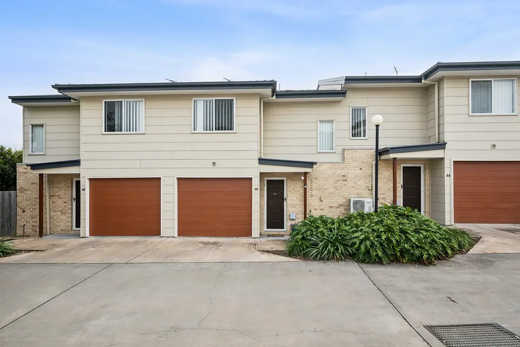 Warner 3房 备受欢迎的 Warner Views 小区内的现代低维护生活 Modern Low-Maintenance Living in the Popular Warner Views Complex