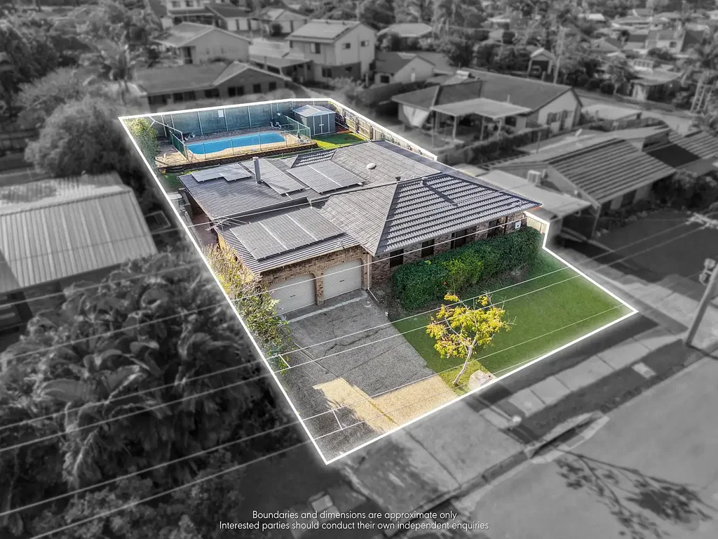 Springwood 5房 700m²抬高地块 业主套房带步入式衣帽间 五卧三卫 闪亮室内泳池 步行至John Paul College Elevated Family Living with Poolside Entertaining in the Heart of Springwood