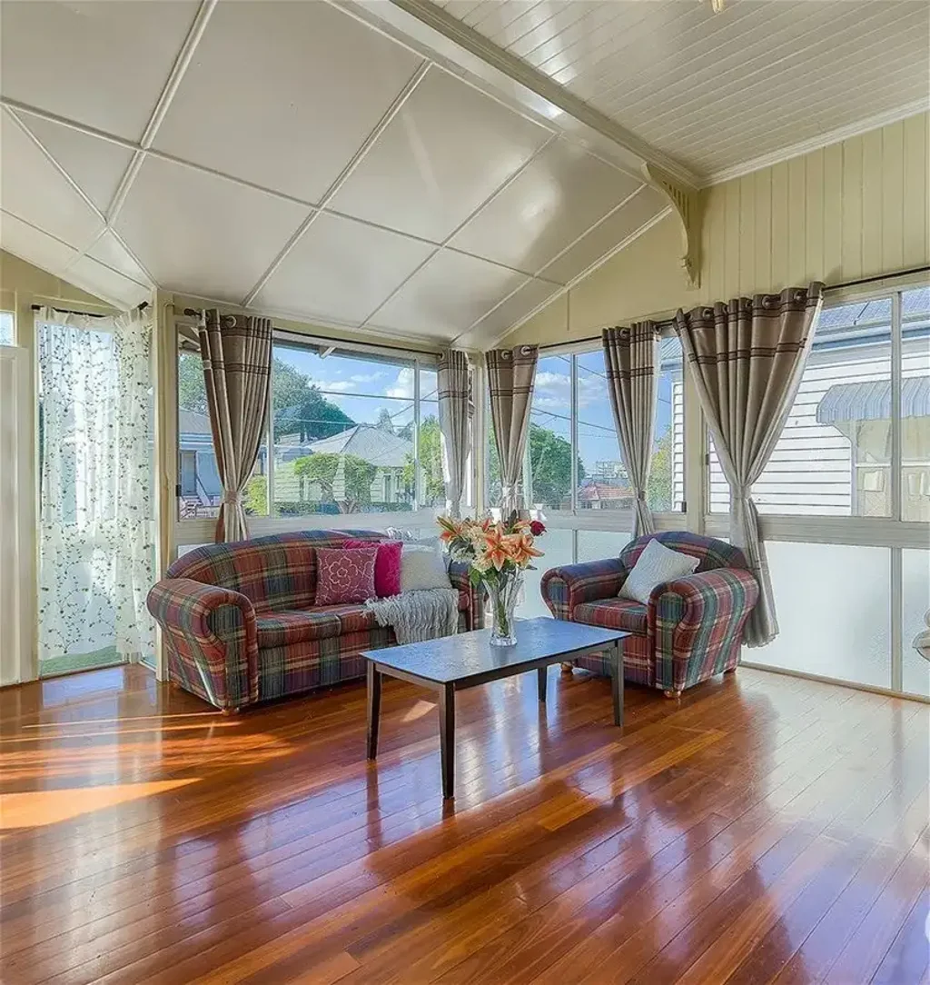 Queenslander in excellent location