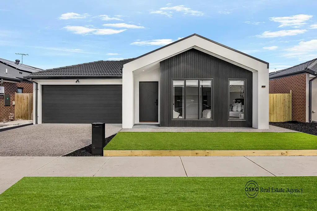 Lara 4कमरा Contemporary Family Living with Space, Style & Multiple Living Zones in Austin Estate, Lara!