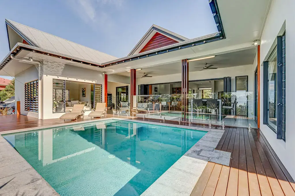 South Mission Beach 4房  Discover Your Dream Home where Elegance Meets Boaties Paradise !