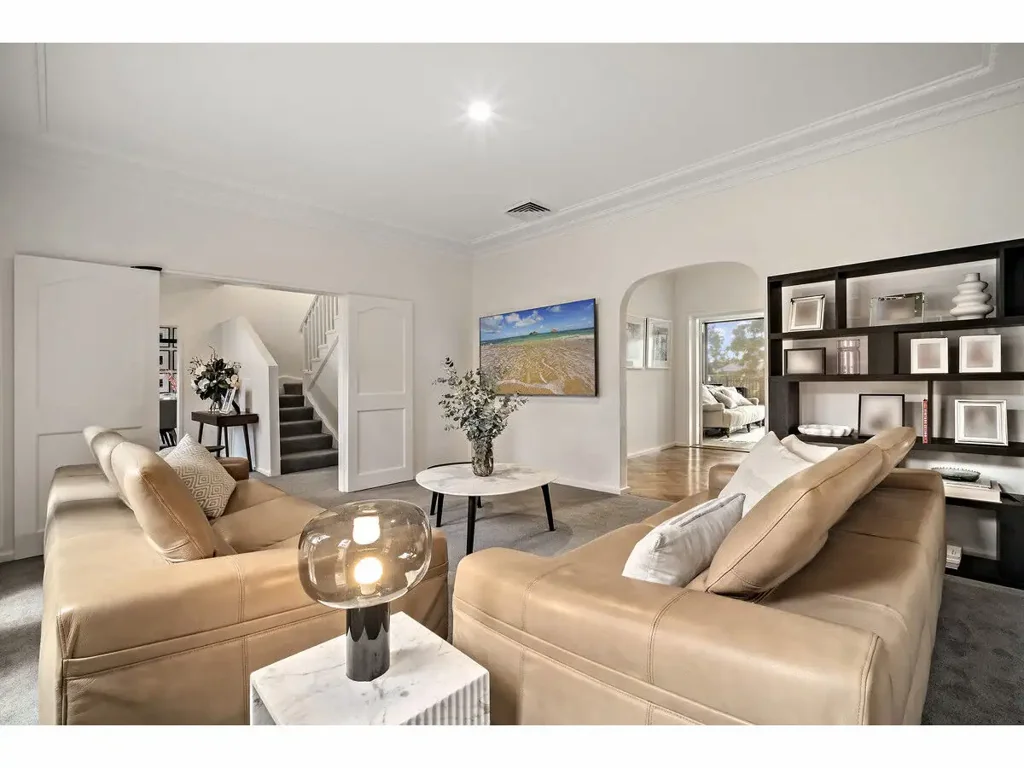 ELEGANT FAMILY LIVING WITH POOL IN PRESTIGIOUS THE HILL